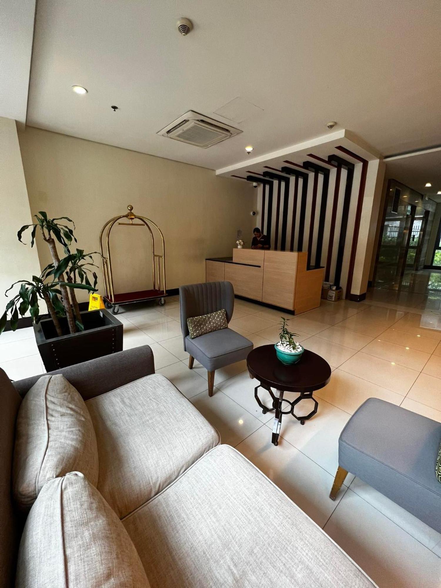 Two Palm Tree Villas Condominium - Studio 8Th Fl With Balcony - Across Terminal 3 Airport Πασάι Εξωτερικό φωτογραφία